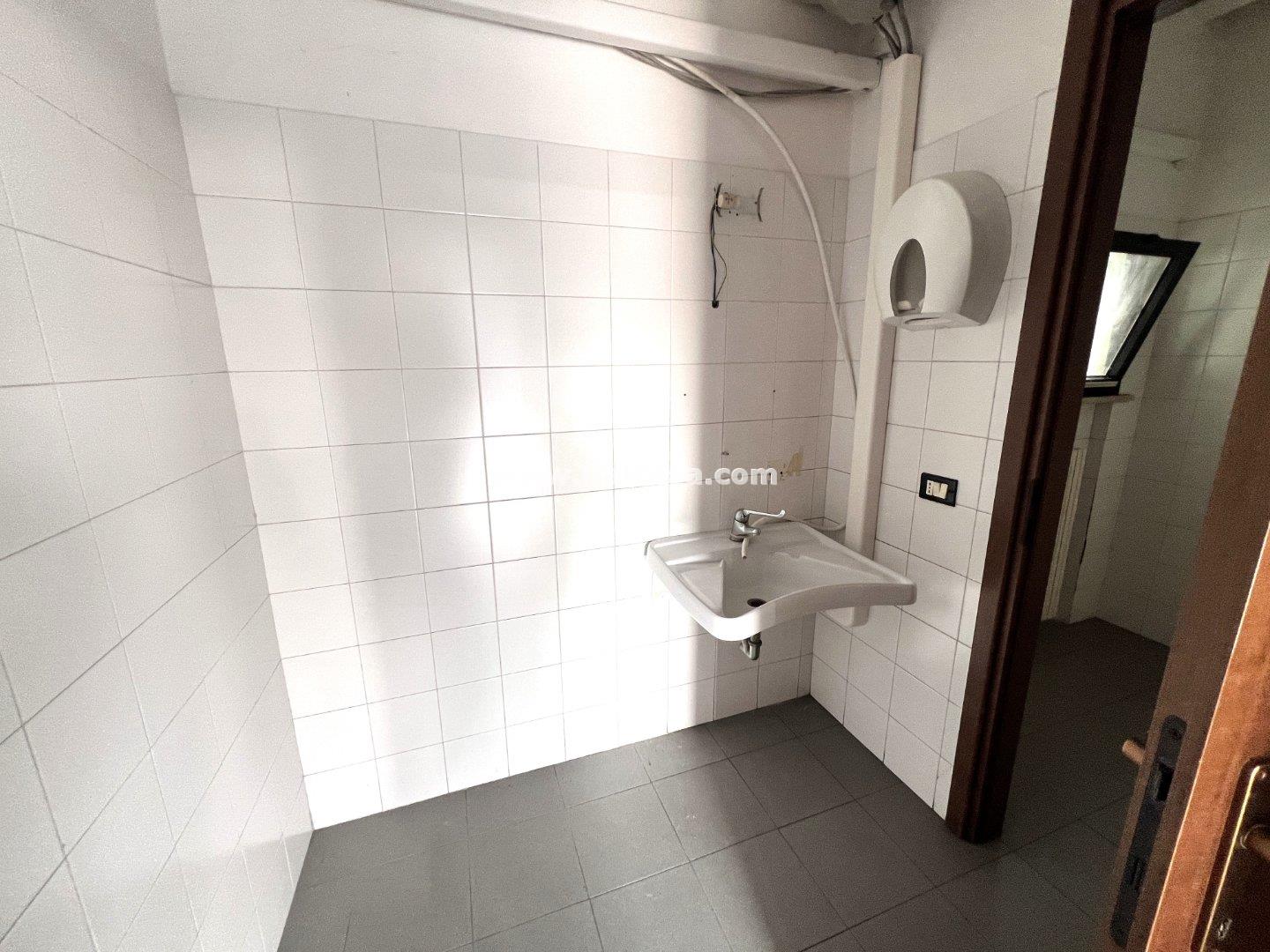 Negozio in affitto a Curtatone