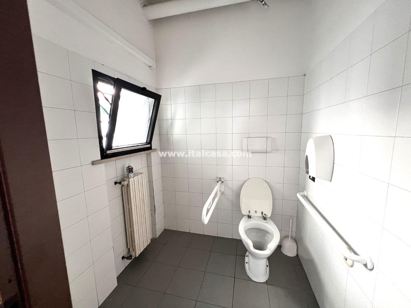 Negozio in affitto a Curtatone