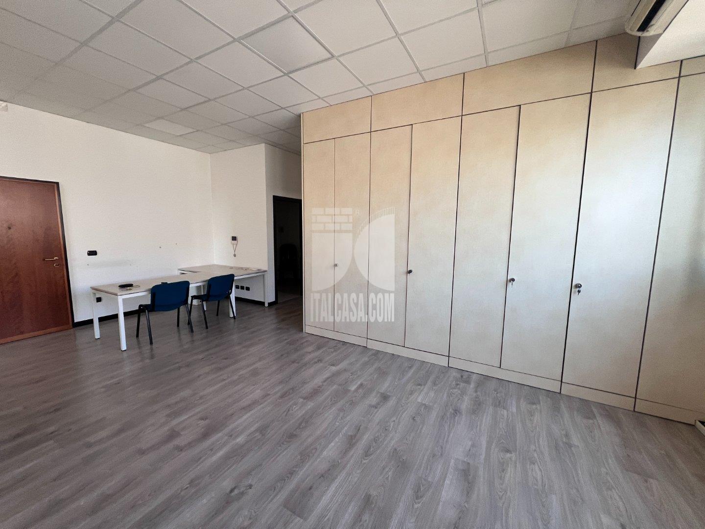 Ufficio in affitto a Curtatone