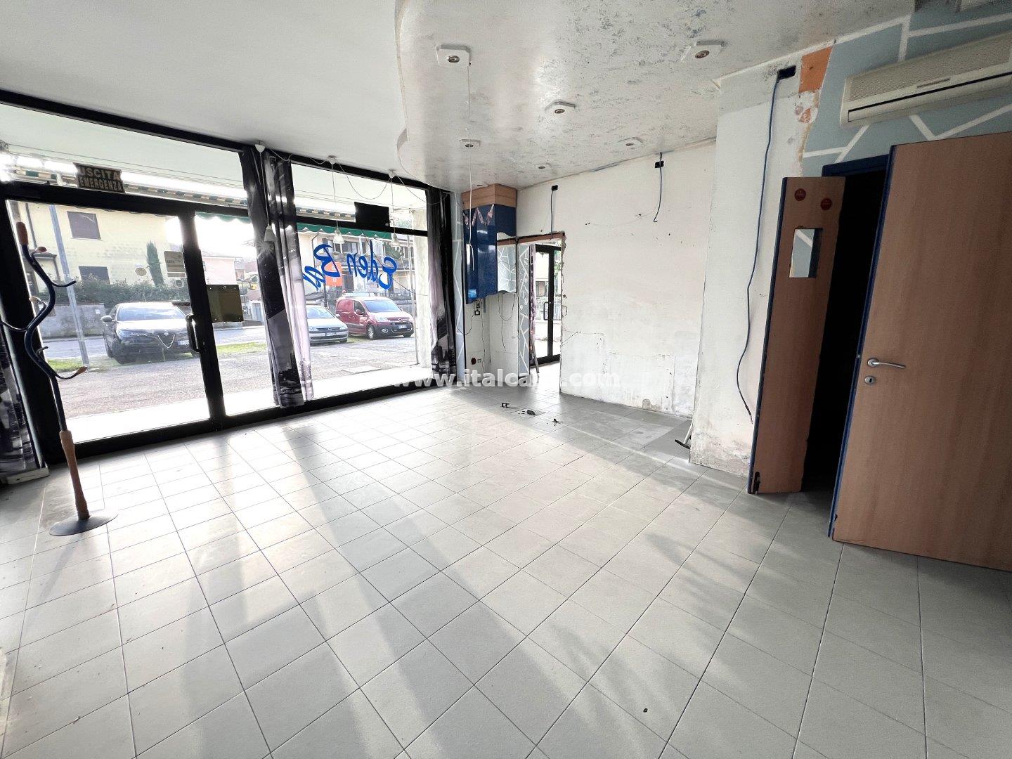 Negozio in affitto a Curtatone