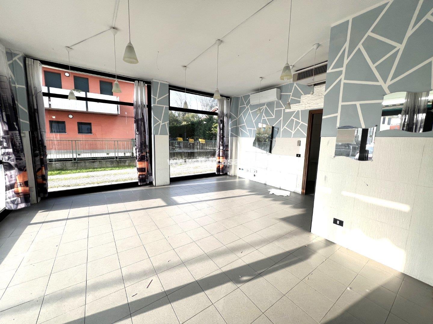 Negozio in affitto a Curtatone