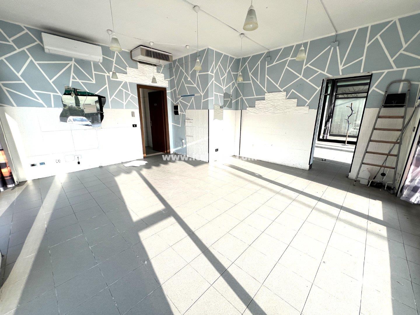 Negozio in affitto a Curtatone