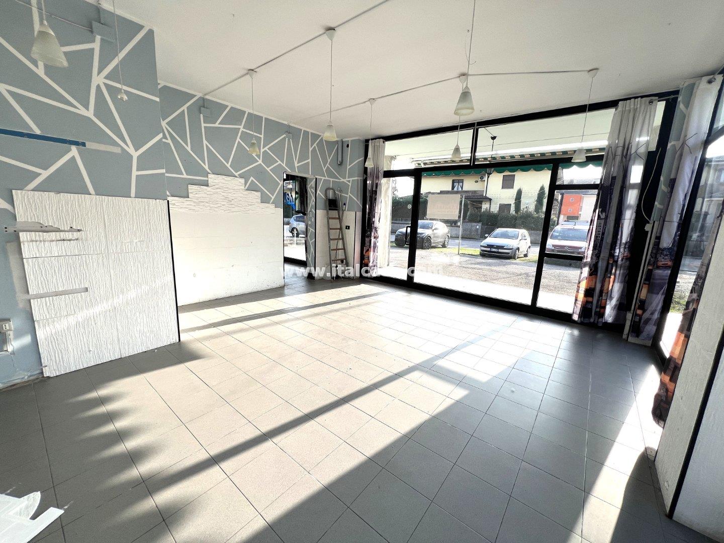 Negozio in affitto a Curtatone
