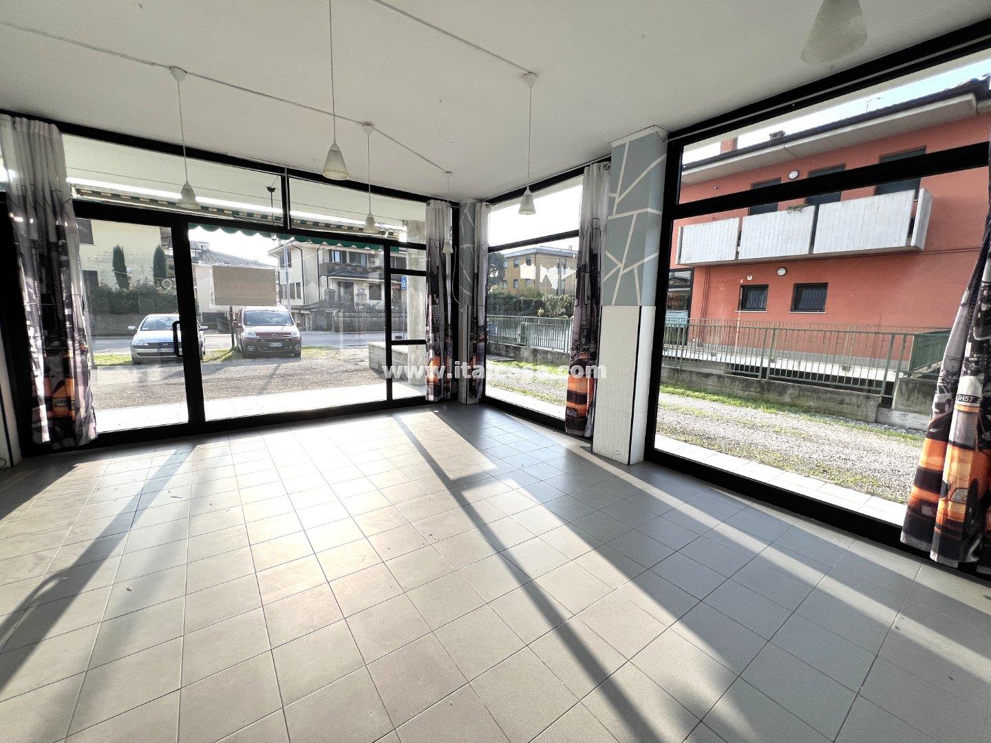 Negozio in affitto a Curtatone