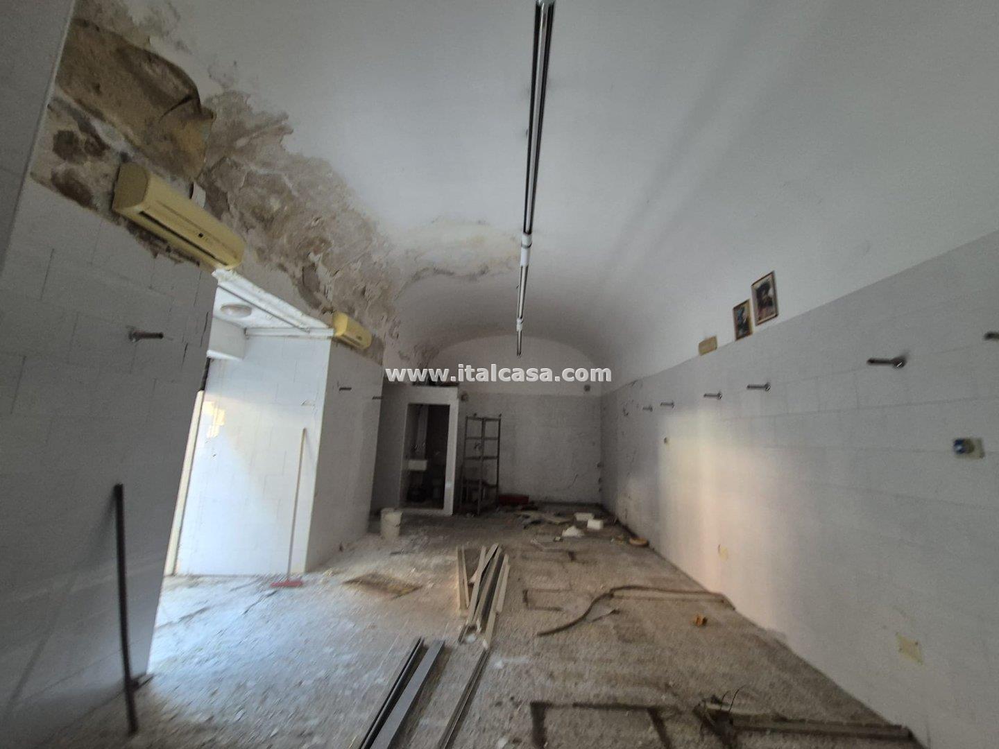Magazzino in vendita a Crotone