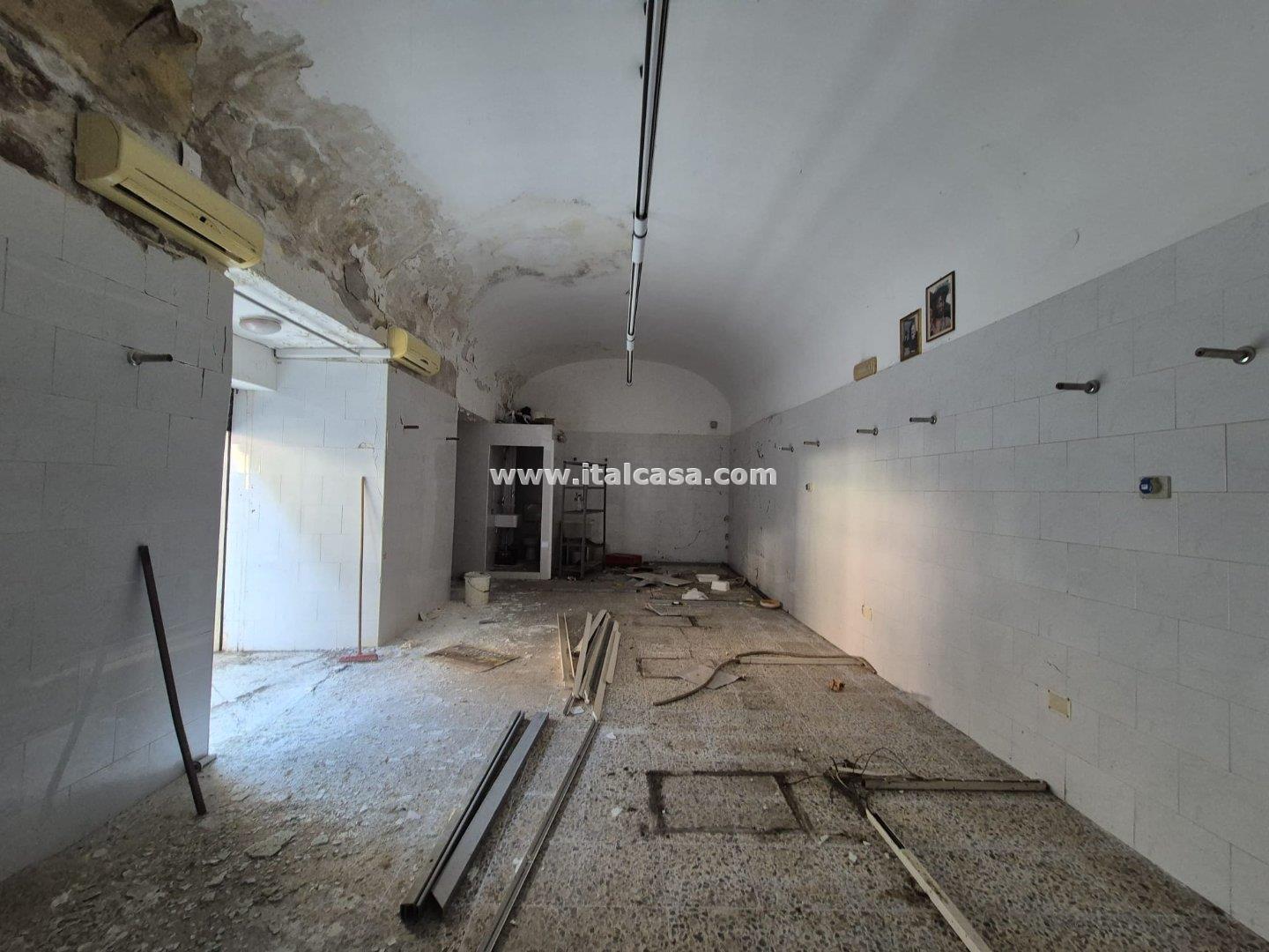 Magazzino in vendita a Crotone