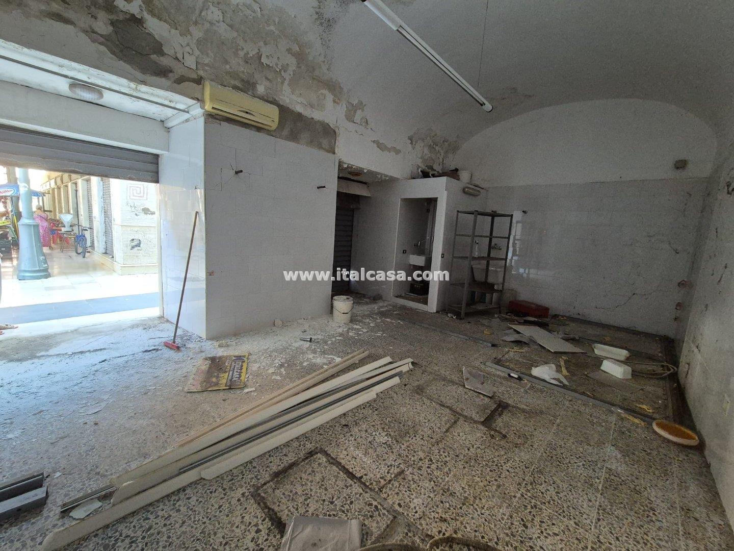 Magazzino in vendita a Crotone