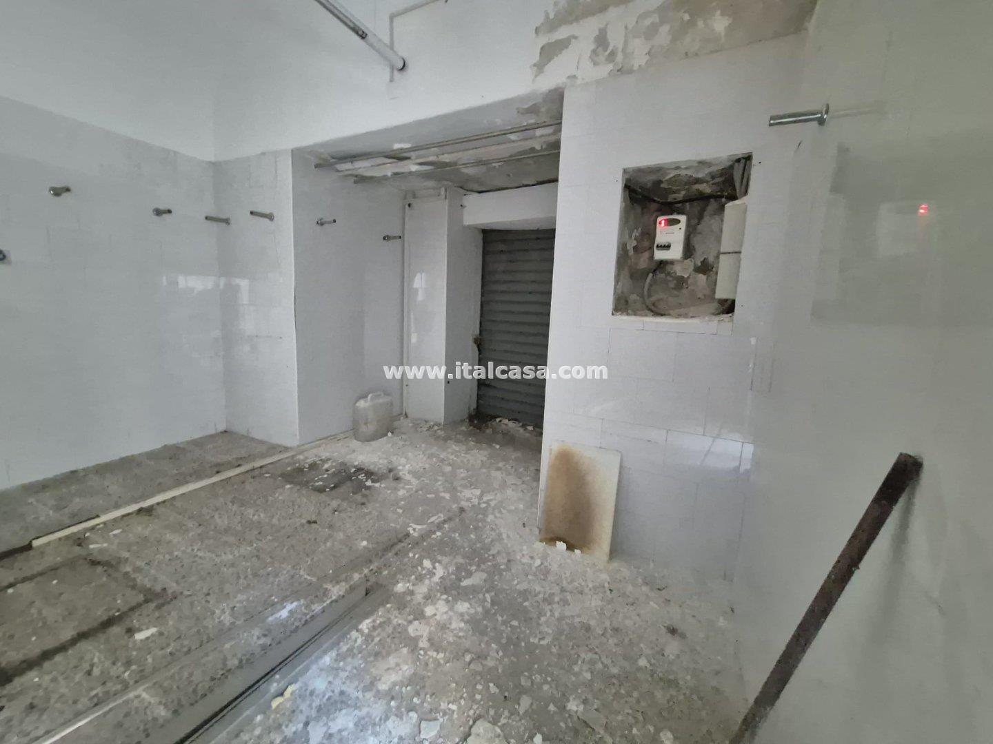 Magazzino in vendita a Crotone