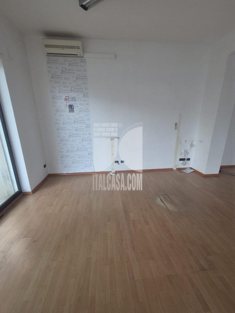 Magazzino in affitto a Crotone