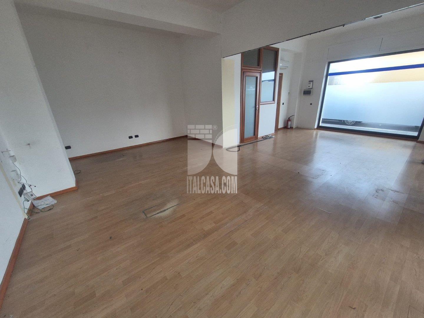 Magazzino in affitto a Crotone