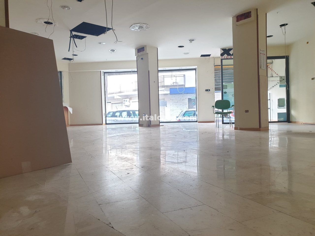 Magazzino in vendita a Crotone