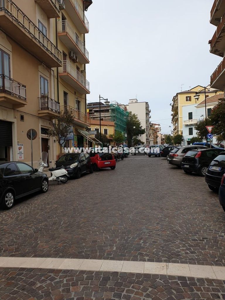 Magazzino in vendita a Crotone
