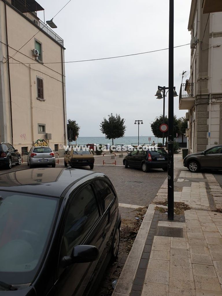 Magazzino in vendita a Crotone