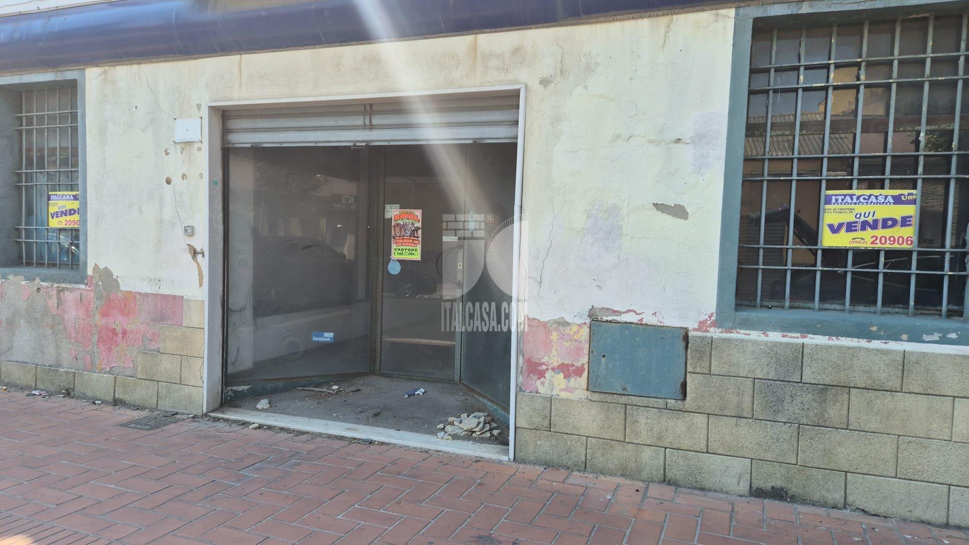 Magazzino in vendita a Crotone