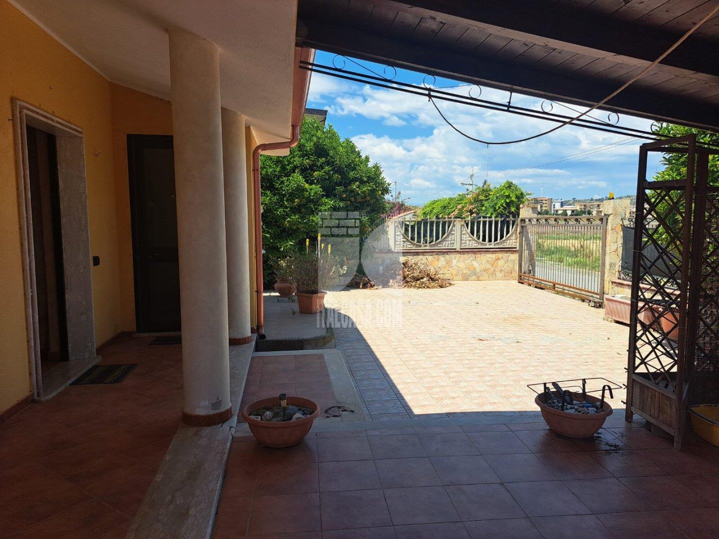 Villa Bifamiliare in vendita a Crotone