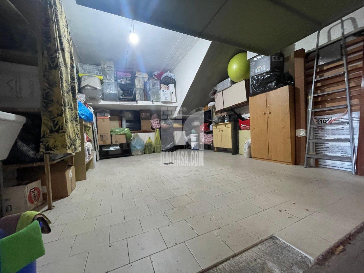 Magazzino in vendita a Crotone